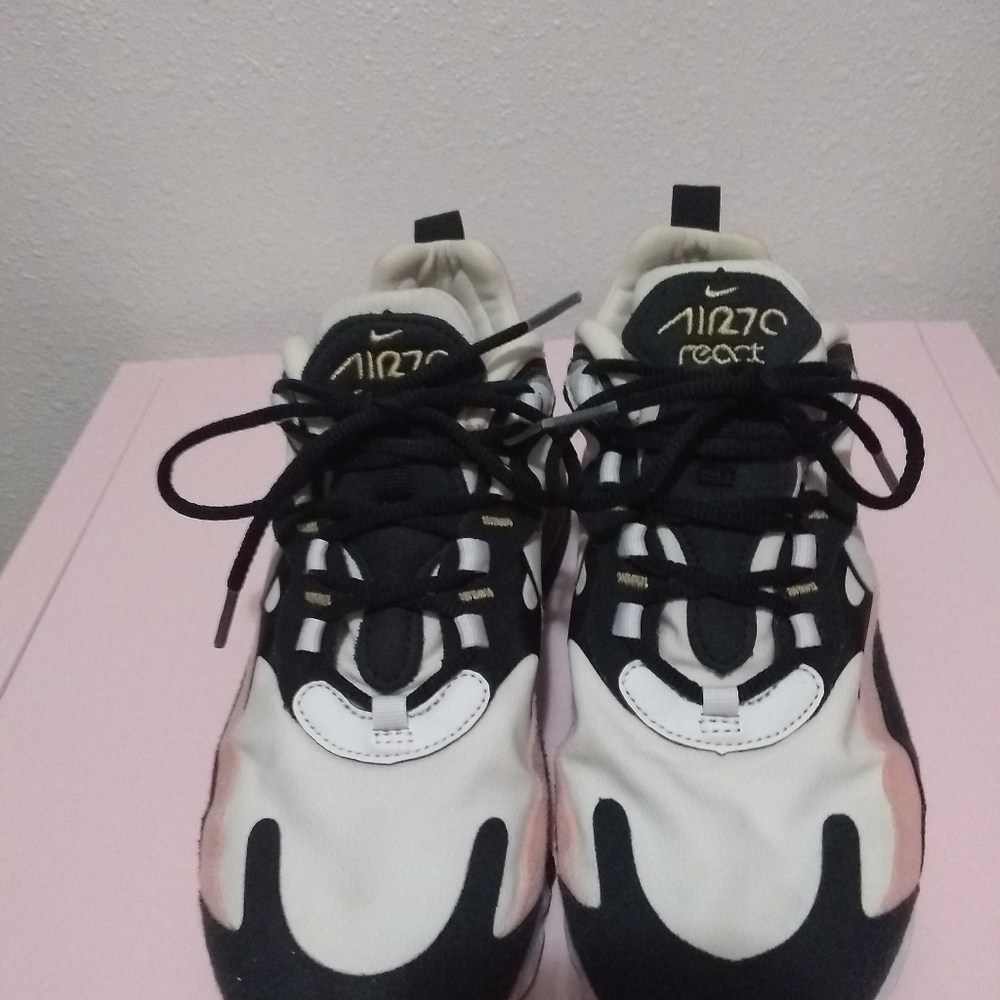 Womens Nike Shoes size 7